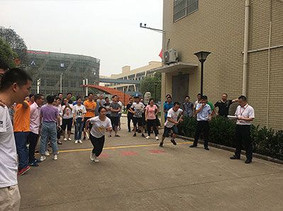 夏意漸濃迎賽事，接力短跑逞英豪